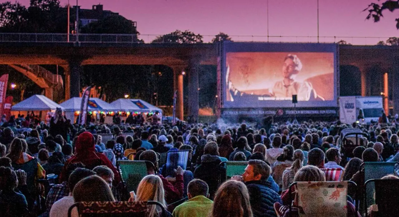 Mysigaste sommaraktiviteten just nu? Se film under bar himmel