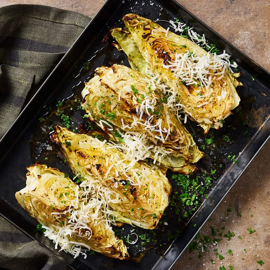 Helgens recept: Bakat spetskål med misosmör och grillad kyckling