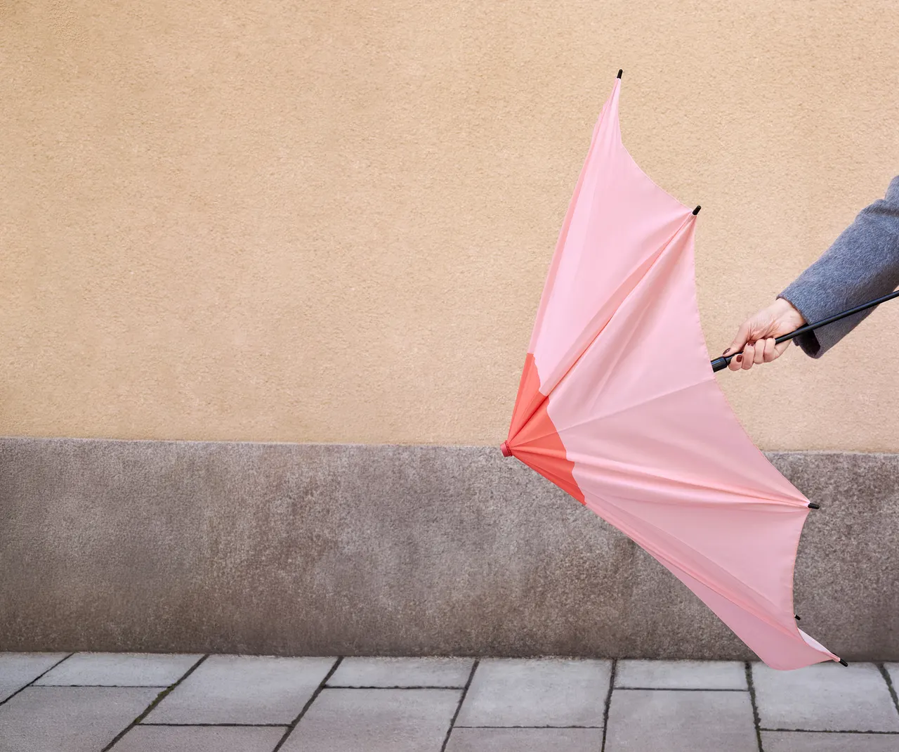 Ett paraply med ett viktigt budskap – Lindex lanserar Pink Umbrella